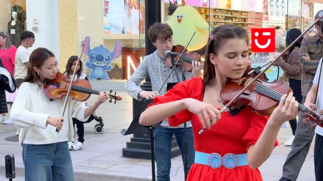 Violinists Joins Karolina Protsenko - Vivaldi (The Four Seasons)